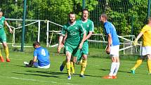 Ostrovský FK (v modrém) si připsal na účet velmi cennou výhru, když v derby pokořil karlovarský 1.FC (v zeleném) v poměru 3:2.