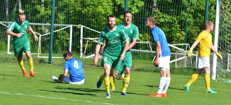 Ostrovský FK (v modrém) si připsal na účet velmi cennou výhru, když v derby pokořil karlovarský 1.FC (v zeleném) v poměru 3:2.