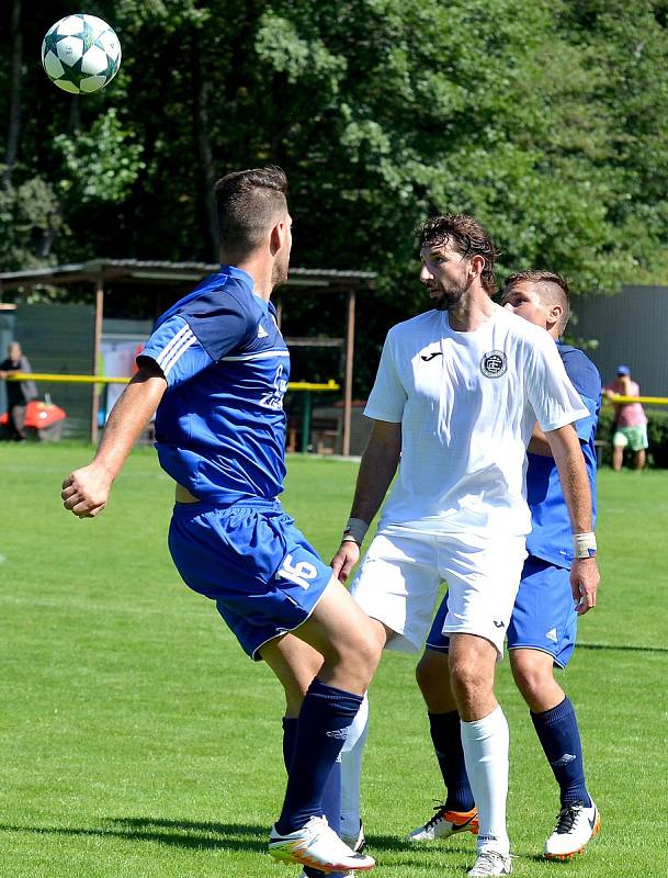 Karlovarská Slavia (v modrém) obstála v generálce, kterou vyhrála 2:0 nad Chomutovem (v bílém).