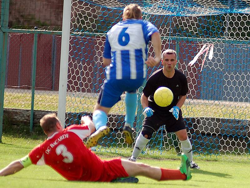 Nejdecká rezerva (v pruhovaném) pokořila Bacardi (v červeném) 5:1.