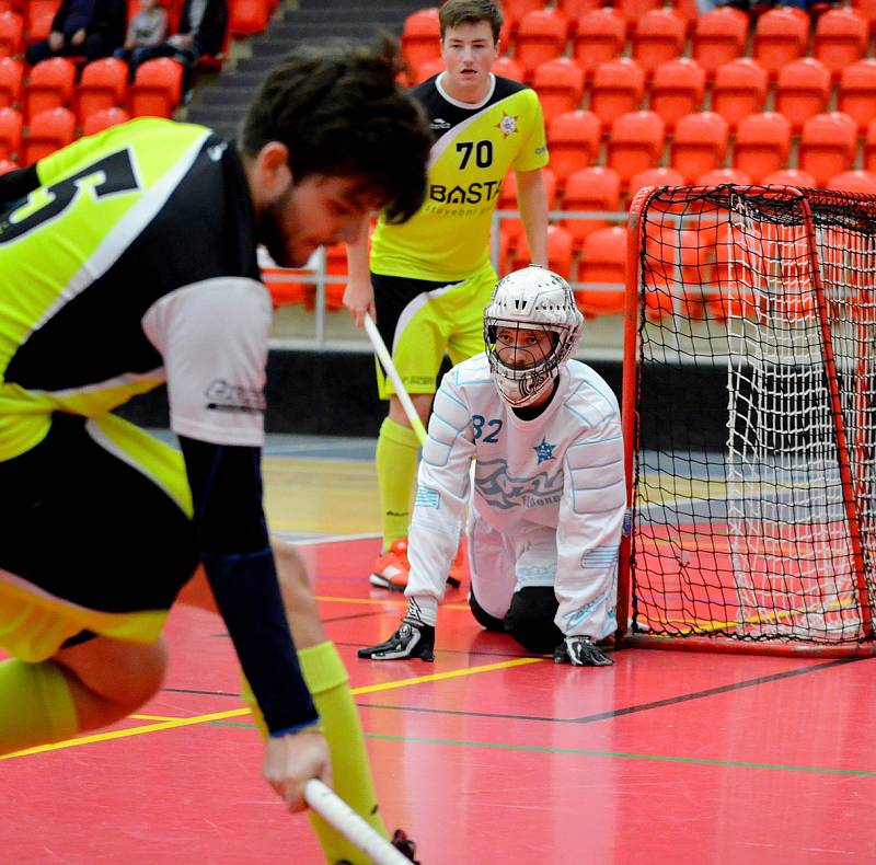 Karlovarští florbalisté (v modrém) povinně zdolali v sedmém 1. ligy v Hale míčových sportů tým Os