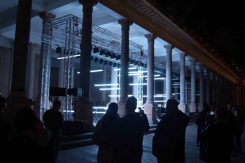 V Karlových Varech se o víkendu konal další ročník Festivalu světel, který přilákal do města tisícovky návštěvníků. Ty zcela zaplnily ulice v lázeňském centru.