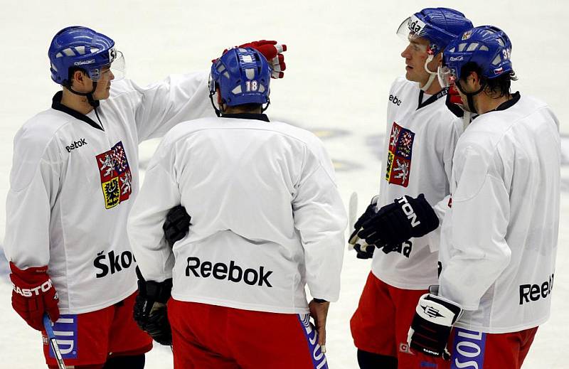 Zleva hokejisté Jiří Hudler, Pavel Brendl, Petr Čáslava a Jakub Klepiš při tréninku české hokejové reprezentace 1. září před Českými hrami, které proběhnou v rámci Euro hockey tour.