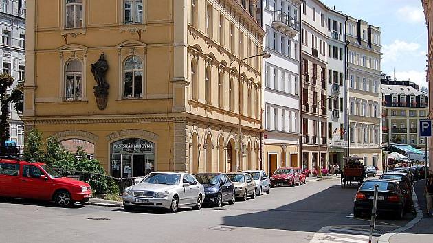 Křížení ulic v blízkosti nákupního centra Atrium a městské knihovny je jednou z lokalit, kterou chtějí strážníci „vyčistit“.