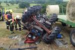 Nehoda se stala na poli nedaleko obce Budov. Řidič traktoru bohužel svým zraněním na místě podlehl.
