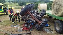 Nehoda se stala na poli nedaleko obce Budov. Řidič traktoru bohužel svým zraněním na místě podlehl.