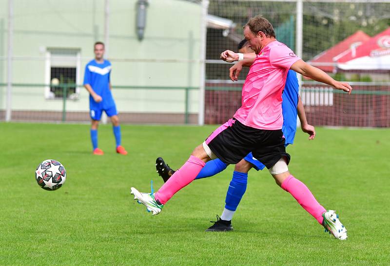 Cenný bod si připsala ve 4. kole krajské I. A třídě na konto rezerva FK Ostrov, která dosáhla v souboji s TJ Karlovy Vary-Dvory po výsledku 1:1 na bodový zisk.