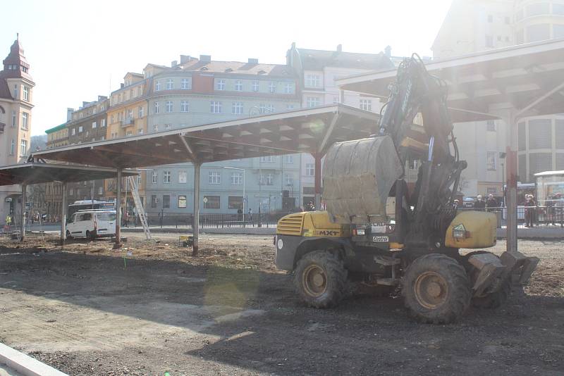 Rekonstrukce autobusového nádraží městské hromadné dopravy v Karlových Varech má skončit už 15. května.
