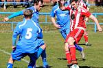 Dokonalý obrat předvedli fotbalisté Chodova (v pruhovaném) v souboji s karlovarskou Lokomotivou (V modrém), když vedli 2:0, poté prohrávali 2:3, a nakonec slavili výhru 4:3, když vítěznou trefu obstaral v 91. minutě kapitán Spartaku Lukáš Kočí.