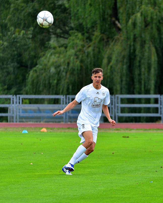 Mariánskolázeňským viktoriánům (v bílém) vstup do podzimní části Fortuna Divize A vůbec nevychází. Po propadáku v Dobříši nestačili v domácí premiéře na favorizovaný Tachov (v červeném), kterému nakonec podlehli 0:2.