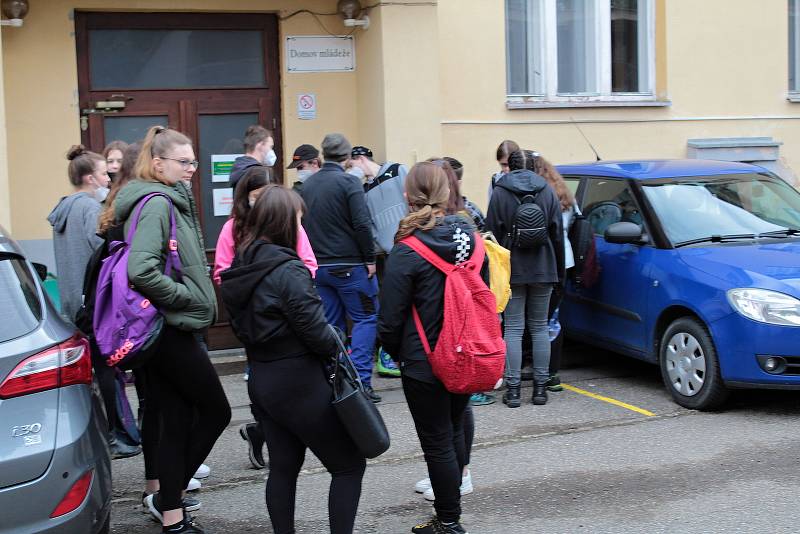 Z prvního vyučovacího dne studentů Střední zemědělské školy v Benešově po rozvolnění koronavirových opatření.