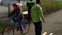 Školáci ze 4. a 5. tříd ZŠ Dukelská se zdokonalovali v jízdě na kole a nabírali vědomosti při besedě s hasiči.