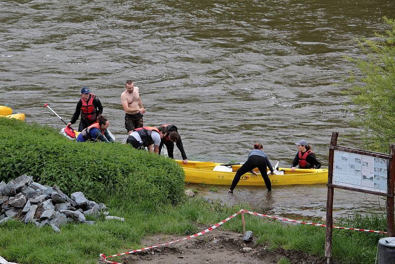 Vodáci si v neděli 23. května nenechali ujít příležitost pro své hobby. Ideální výšku hladiny využili k plavbě z Týnce nad Sázavou do Pikovic.