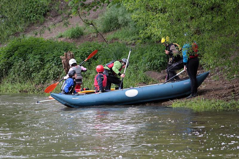 Vodáci si v neděli 23. května nenechali ujít příležitost pro své hobby. Ideální výšku hladiny využili k plavbě z Týnce nad Sázavou do Pikovic.