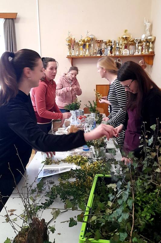 Z velikonočních dílniček ve společenské místnosti v Hasičském domě v Miličíně.