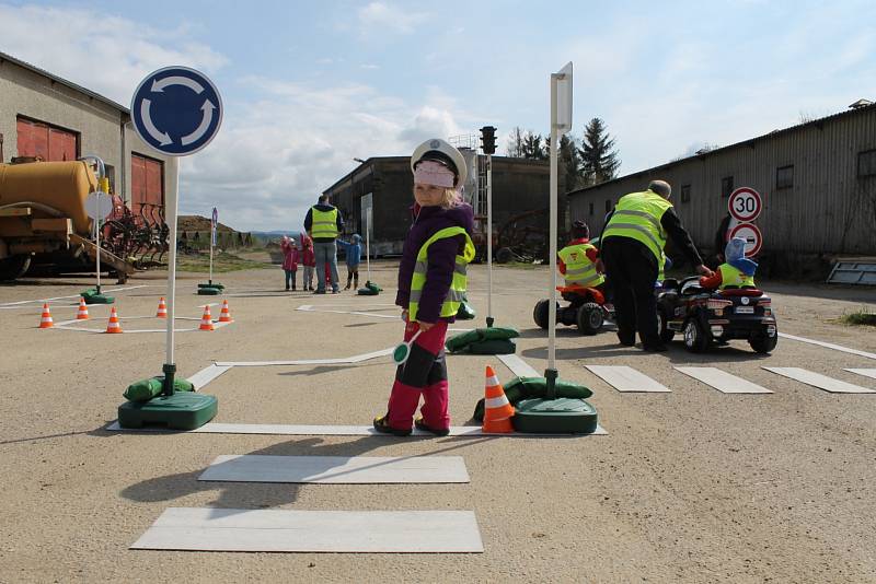 Mobilní hřiště navštívilo obec Ratměřice. Děti si tak mohly vyzkoušet silniční provoz v praxi.