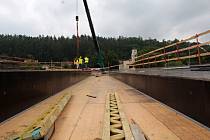 Práce na stavbě mostu v Sázavě v úterý 6. června 2023.