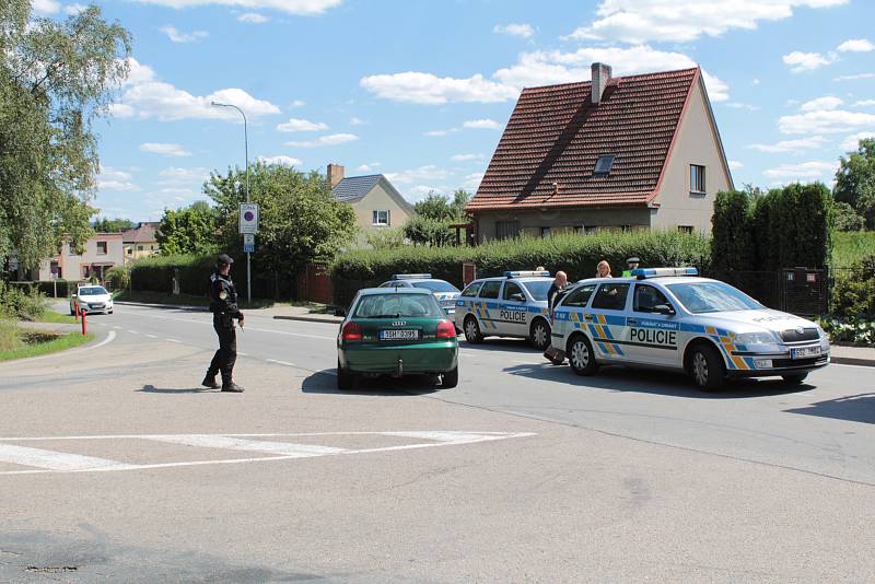 Dopravní nehoda na kraji Benešova a její následky.