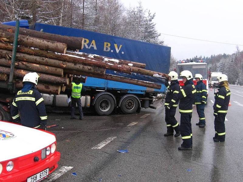 Střetl se holandský kamion s tahačem na přepravu klád