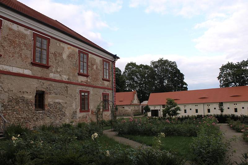 Díky literárnímu pořadu se mohli zájemci do třebešického zámku podívat.