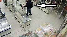 Neznámého muže, který z čerčanského obchodu odcizil mobilní telefon, hledají již od konce února policisté.