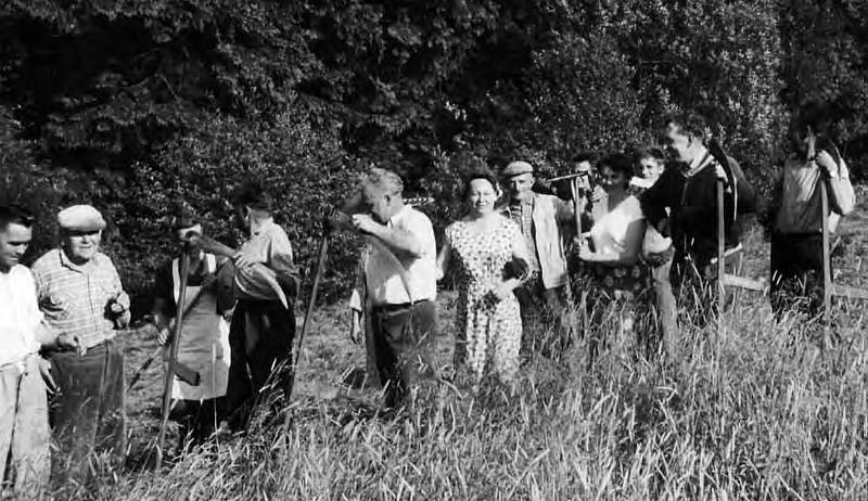 Agitka za mačovické JZD. Zleva K. Sova, J. Hata, M. Micková, J. Platil, J. Micka, J. Plichtová, F. Vožický, P. Pech, Z. Vožická, J. Škvor, B. Vožický a A. Jukl