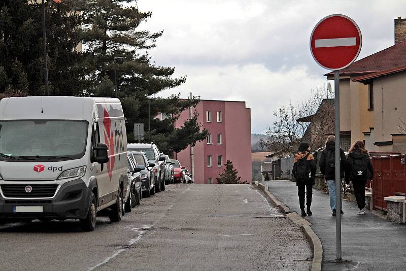 Některé ulice na Červených Vršcích v Benešově už jednosměrkami jsou, na jiné tato změna teprve čeká.