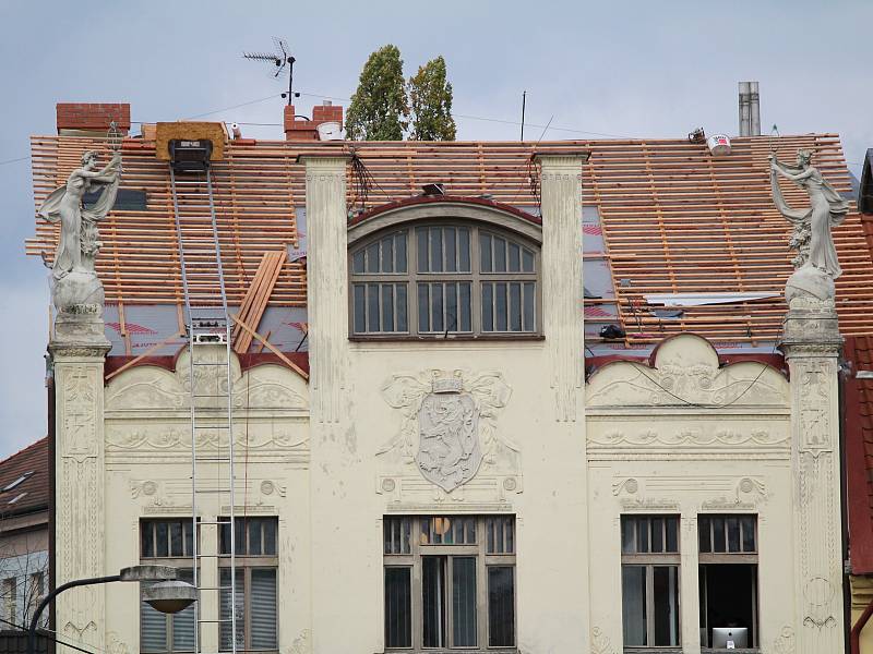 Střecha benešovského muzea není hotová ani téměř měsíc po termínu.