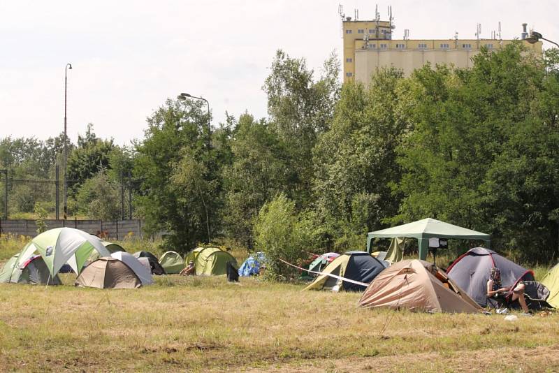 Elektronická hudba bude znít po celý víkend Táborskými kasárnami v Benešově.