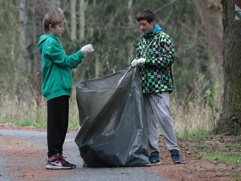 Školáci ze ZŠ Dukelská uklízeli nepořádek v  Konopišťském parku.