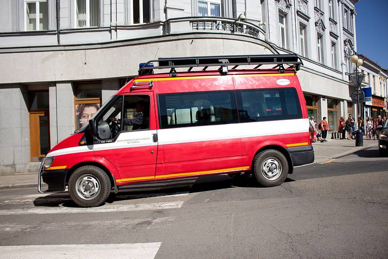 Hasičský den na Konopišti zahájili účastníci na Masarykově náměstí v Benešově.