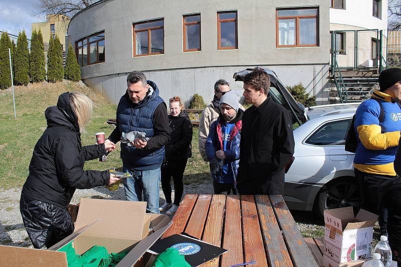 Ze sedmnáctého ročníku úklidové akce Čistá řeka Sázava v Týnci nad Sázavou.