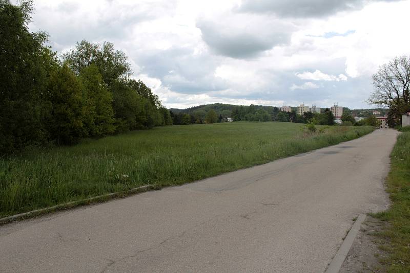 Udržet vodu v městské krajině pomůže v Týnci nad Sázavou výstavba tůněk na strouze mezi garážemi a ulicí K Zeleným vratům.