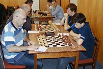 Zadní šachovnice z druholigového utkání Vlašim-Kolín. Domácí (vpravo) si se soupeřem poradili. 