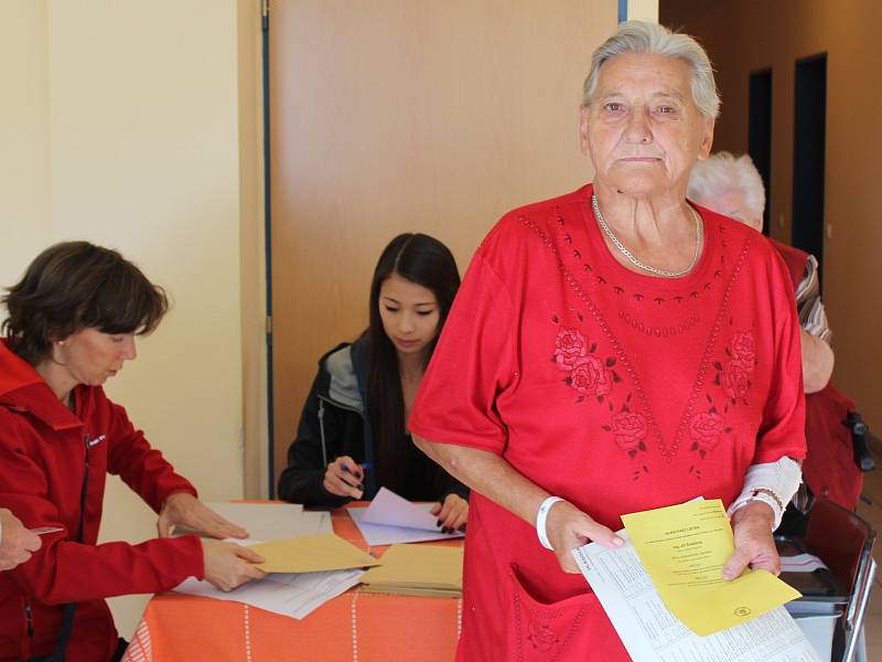 V Domě s pečovatelskou službou v Benešově voliči přistupovali k volbám se vším respektem.