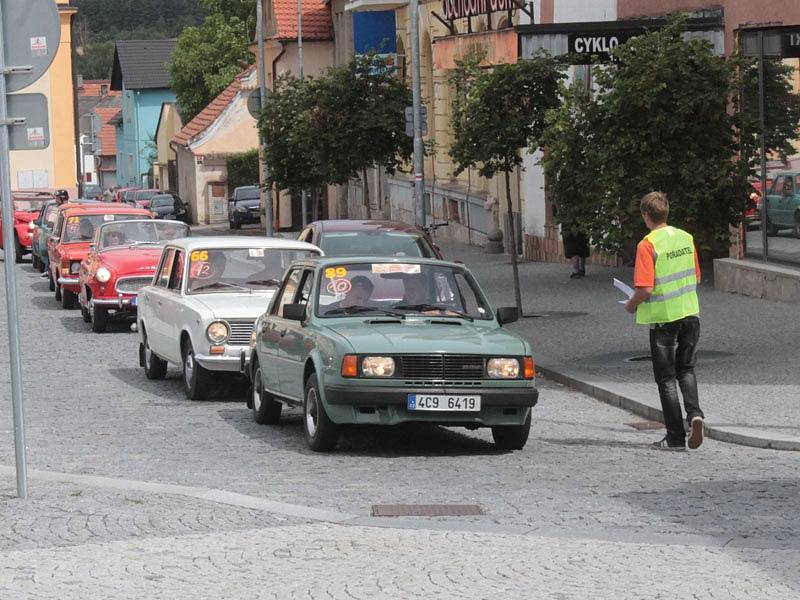 Historická vozidla začala na votické Komenského náměstí najíždět v sobotu po půl dvanácté.