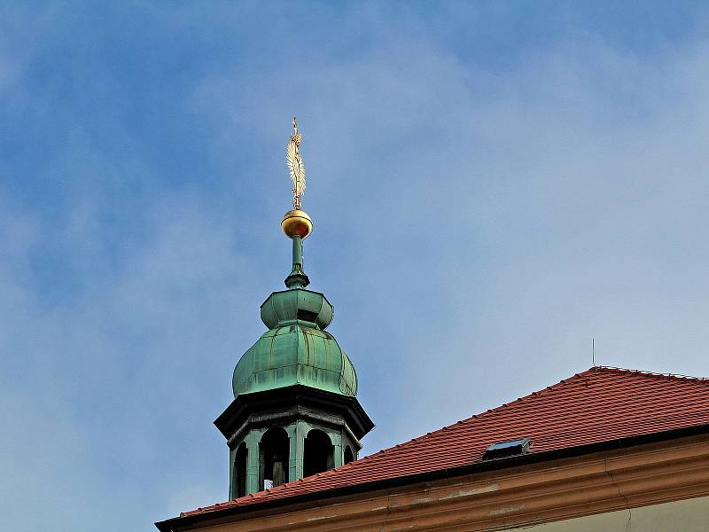 Věž kostela sv. Anny na Masarykově náměstí v Benešově.