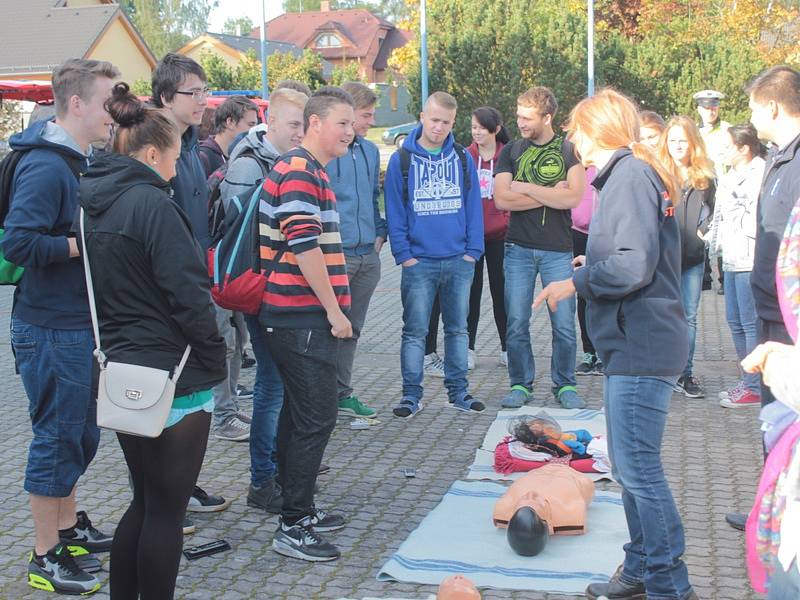 Studenti benešovských středních škol premiérově absolvovali projekt „Dožij se dvaceti". 