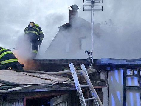 Přístavek rodinného domu v Krhanicích zapálila závada elektroinstalce