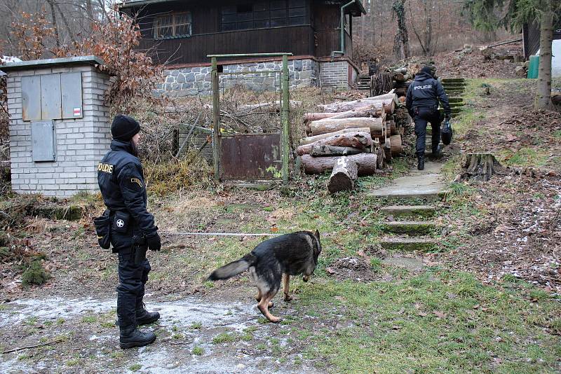 Policejní kontrola rekreačních objektů v Měsíčním údolí u Poříčí nad Sázavou.