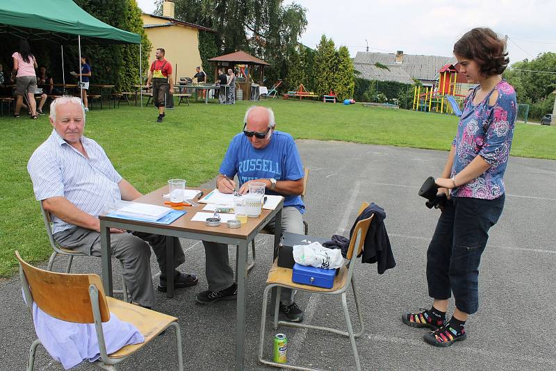 Vítězové prvních tří míst si kromě pohárů a diplomů odnesli i poukazy na živou kachnu. Po soutěži následovalo loučení s létem.