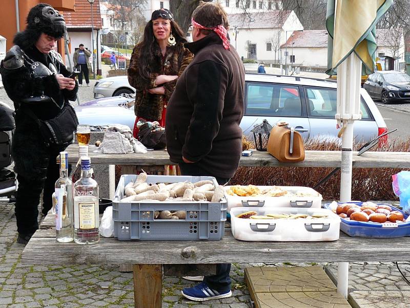 Masopust zahájili také v Pyšelích, a to tradičním průvodem masek.