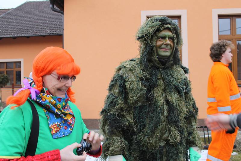 Maškarní průvod pořádaný Sborem dobrovolných hasičů v Popovicích u Benešova je už šestým rokem nedílnou součástí masopustního období této obce.