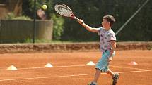 Optimální věk pro to, aby dítě začalo hrát tenis? Zřejmě kolem pátého a šestého roku, každý je ale individuální, některé děti začínají ve čtyřech letech.