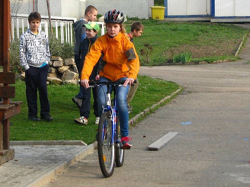 Školáci ze 4. a 5. tříd ZŠ Dukelská se zdokonalovali v jízdě na kole a nabírali vědomosti při besedě s hasiči.