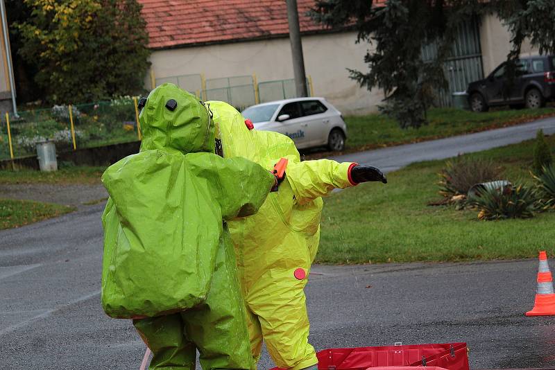 Z hasičského cvičení v Malovidech na téma otrava chemikálií.