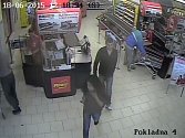 Záznam z bezpečnostní kamery votického supermarketu.