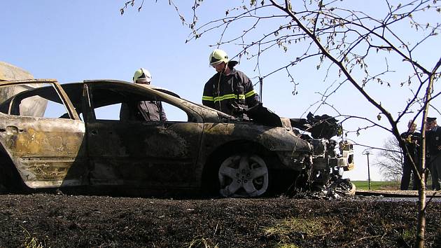 Oheň automobil zcela zničil