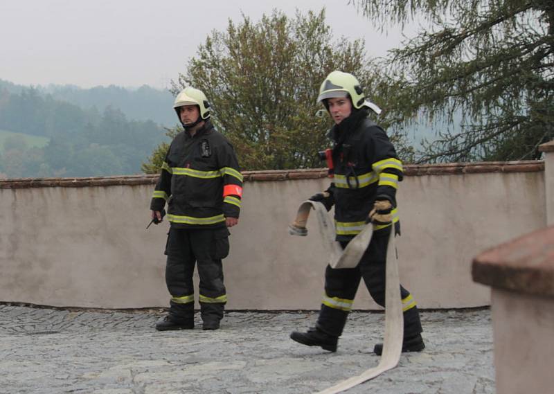 Hasičské taktické cvičení na hradu Český Šternberk.