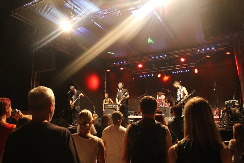 Na Rockparku v Týnci nad Sázavou vystoupily například kapely Brutální jahoda a Imodium.